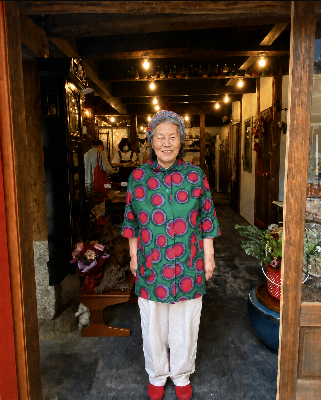 やまほうしの店内に立つ創業者