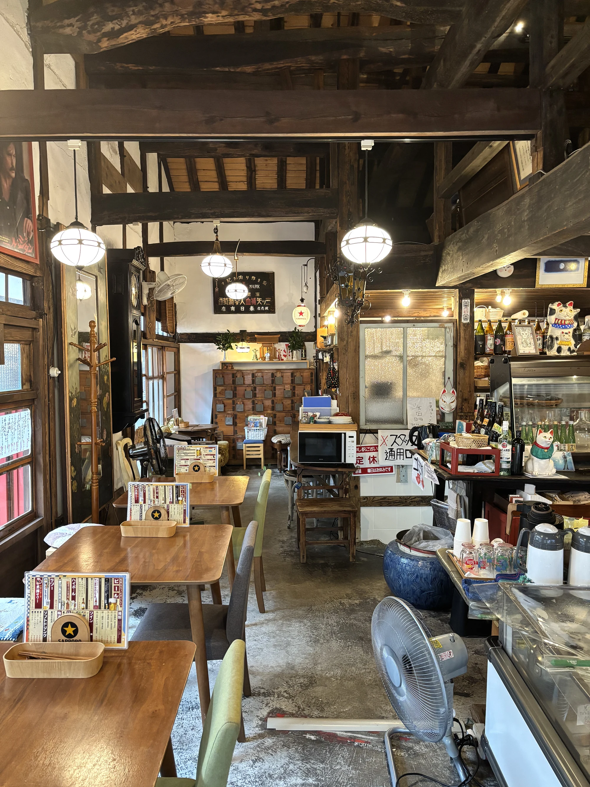 古い梁や照明、家具を生かしたやまほうしの店内